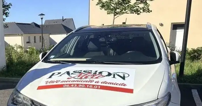 Véhicule d'intervention Passion Moto, enseigne « votre mécanicien à domicile » sur le capot.
